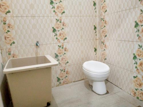 y baño con aseo y lavamanos. en Deeva Homestay Syariah RedPartner en Kota Bawah Timur