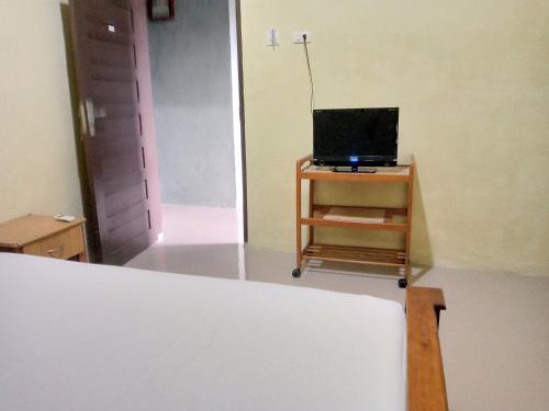 a room with a tv on a cart with a television at Deeva Homestay Syariah RedPartner in Kota Bawah Timur