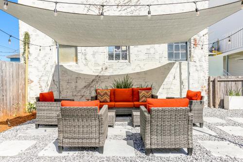 Χώρος καθιστικού στο Private 2BR in Uptown by Hosteeva