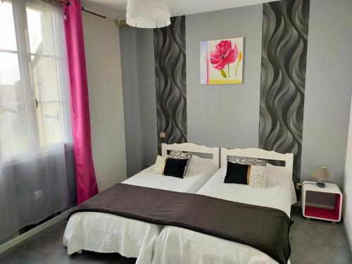 モントリシャールにあるLes Chambres du Faubourgのベッドルーム1室(白いベッド2台、赤いカーテン付)