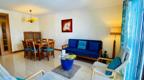 - un salon avec un canapé bleu et une table dans l'établissement Old Town by Check-in Portugal, à Albufeira