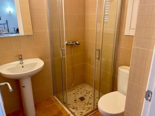 La salle de bains est pourvue d'une douche, de toilettes et d'un lavabo. dans l'établissement Casa Eden with Private Pool, à Artà