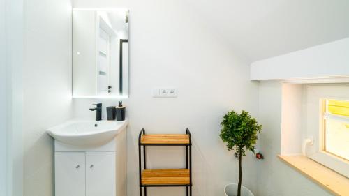 HELLO Apartamenty - Pozytywka z widokiem na Śnieżkę في كارباش: حمام مع حوض ومرآة