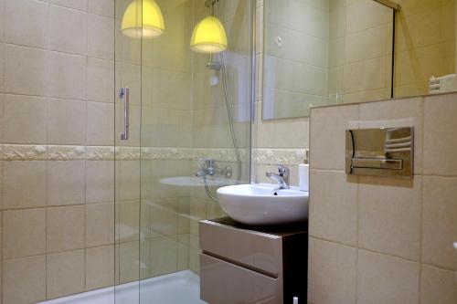 Et badeværelse på Apartament Bryza przy molo, parku i placu zabaw