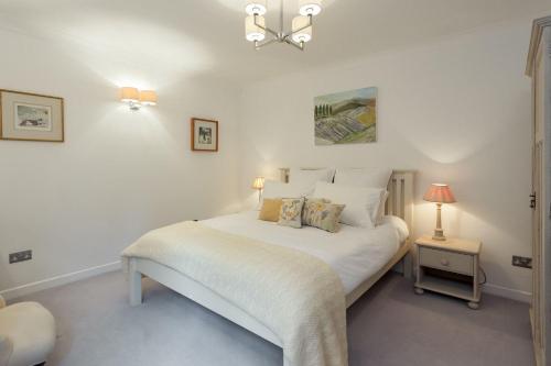 een slaapkamer met een groot wit bed met kussens bij Belle Vita in Poole