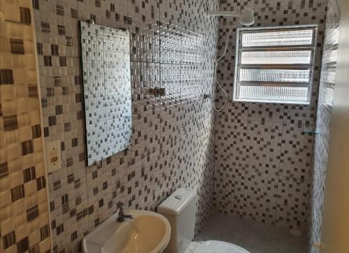 łazienka z toaletą i umywalką w obiekcie Residencial Vila Buarque w São Paulo