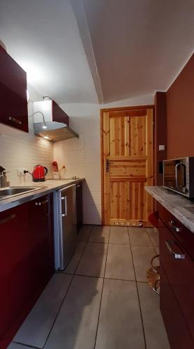 Dapur atau dapur kecil di Gościnna Zagroda Gościejowice Noclegi Apartamenty Agroturystyka Niemodlin