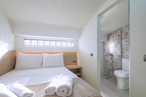 Un pat sau paturi într-o cameră la ALTHAEA LUXURY ROOMS