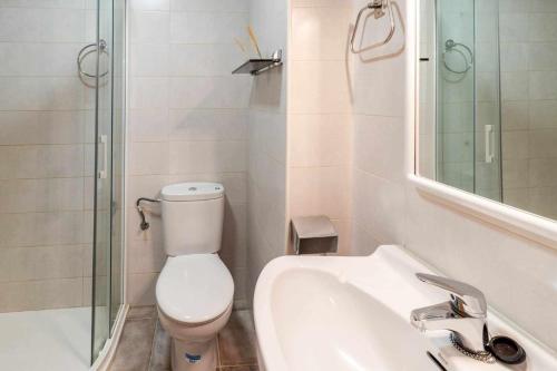 een badkamer met een toilet, een wastafel en een douche bij Grifeu 17 Apartamento al lado de la playa in Llança