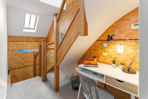 利物浦的住宿－Air Host and Stay - The Scouse House - Quirky 2 bedroom mews house mins from Sefton Park，阁楼办公室设有书桌和楼梯