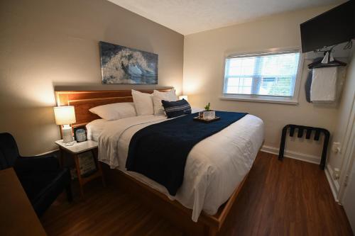 a bedroom with a large bed and a window at The Lakehouse Inn Geneva in Geneva-on-the-Lake