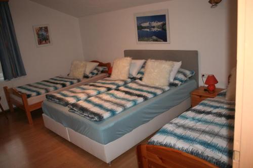 - une chambre avec 2 lits et des oreillers dans l'établissement Ferienwohnung Mark, à Biberwier