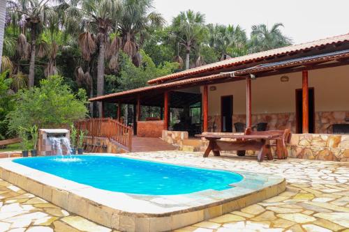 een zwembad voor een huis bij CHACARA ESPERANÇA in Pirenópolis