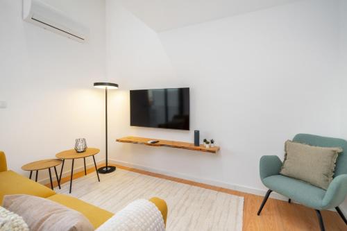 WHome Riverside View Premium Apartment w/ AC & Terrace
