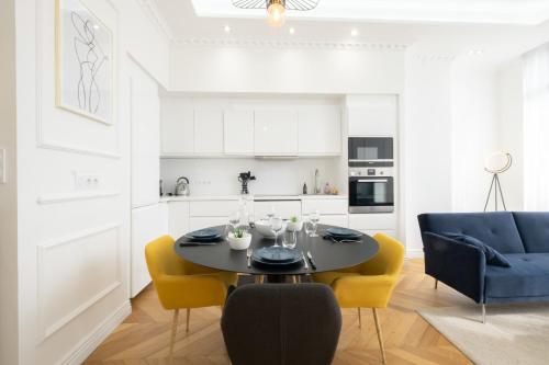 eine Küche und ein Esszimmer mit einem Tisch und Stühlen in der Unterkunft 3-bedroom apartment in the heart of Cannes in Cannes
