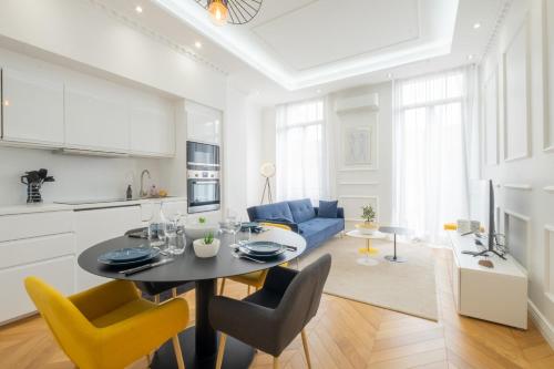 une cuisine et un salon avec une table et des chaises dans l'établissement 3-Br Apartment in the heart of downtown, à Cannes