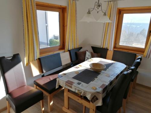 ein Esszimmer mit einem Tisch und Stühlen in der Unterkunft Landhaus Palle in Millstatt