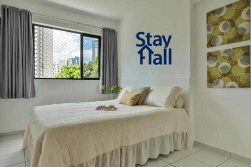 Un dormitorio con una cama con un cartel de sala de estar en la pared. en Piso Equipado-Jaqueira Excelente Ubicación-SH032, en Recife