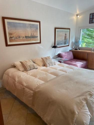 a living room with two beds and a couch at L'atelier du bonheur in Cassis