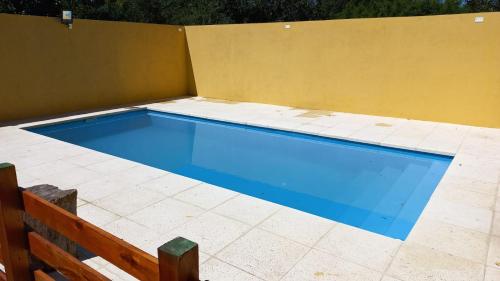 una piscina de agua azul en un patio en Casa quinta duplex Tortuguitas en Tortuguitas