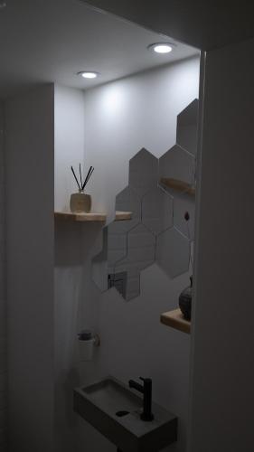 Bathroom sa THE ROOFTOP - a trendy new apartment with airconditioning, large terrace & free parking