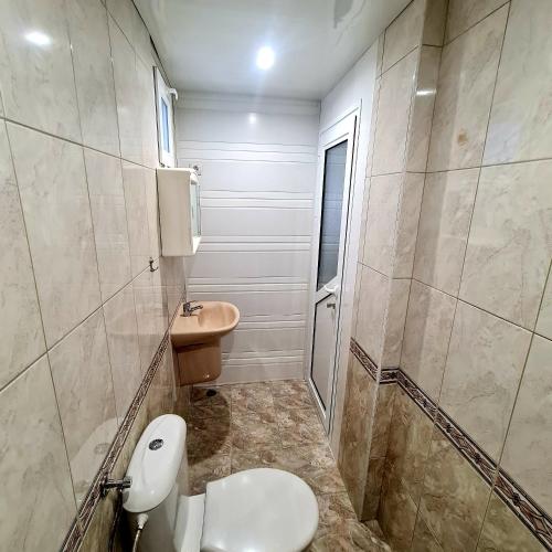 ein Badezimmer mit Toilette und Waschbecken in der Unterkunft Fema Guest House in Baltschik