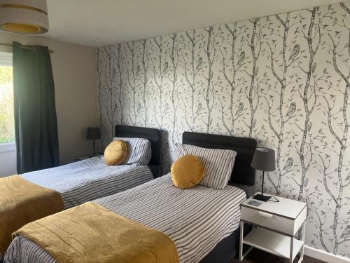 um quarto com 2 camas e um mural de parede em Anchor Inn em Taunton