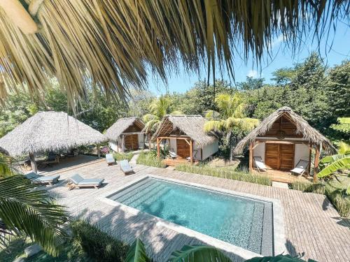 uma imagem de um resort com piscina em Monoloko Lodge Popoyo em El Limón