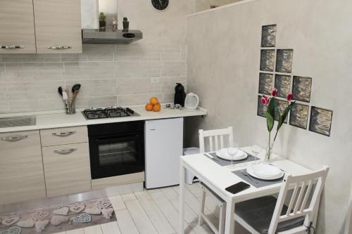 een kleine keuken met een tafel en een fornuis bij Cozy House in Tivoli
