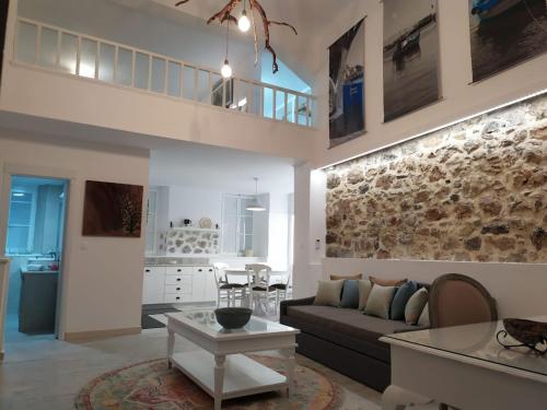 een woonkamer met een bank en een tafel bij Kalymnos Gallery in Kalymnos