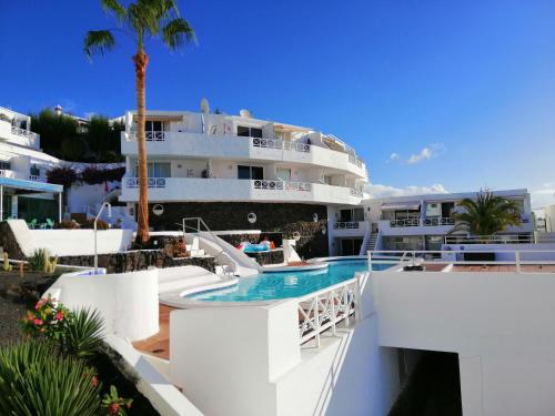 widok na hotel z basenem i budynek w obiekcie Apartamento Te Miti w Puerto del Carmen