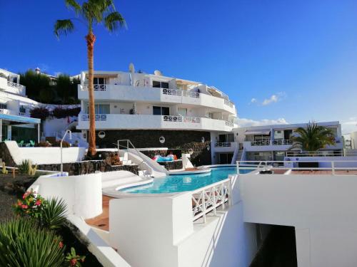 ariale Aussicht auf ein Hotel mit Pool und Gebäude in der Unterkunft Apartamento Te Miti in Puerto del Carmen