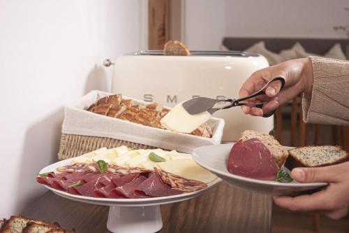 una persona cortando un plato de comida con un par de tijeras en Casa do Gadanha, en Estremoz