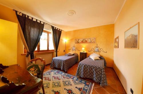 Habitación de hotel con 2 camas y mesa en Casa Ciaccheri, en Gaiole in Chianti