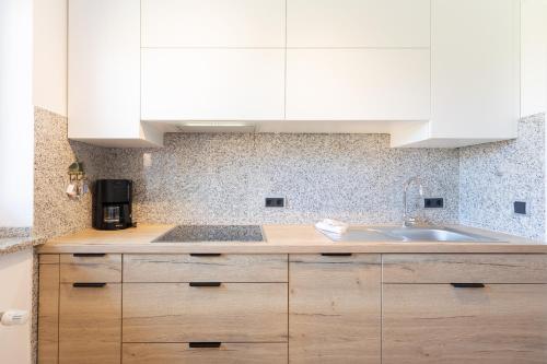 Hugin في هوسوم: مطبخ بخزائن بيضاء ومغسلة