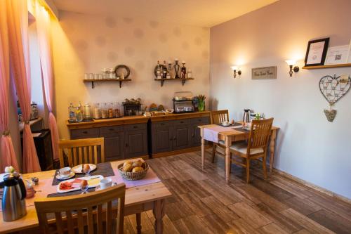 a kitchen and dining room with a table and chairs at Der Weinladen in Kröv