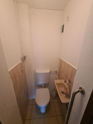 a small bathroom with a toilet and a sink at Monteurwohnung Uettinge in Uettingen