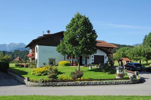 una casa con un jardín delante de ella en Gästehaus Nigg, en Eisenberg