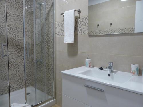 Koupelna v ubytování Suncanarias Apartamentos Cristal Playa La Arena