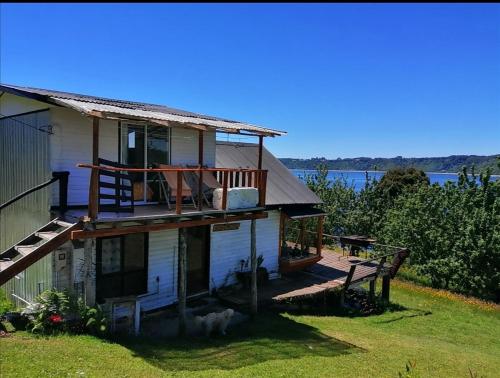 Casa con terraza y vistas al agua en Quemchi Cabaña, en Quemchi