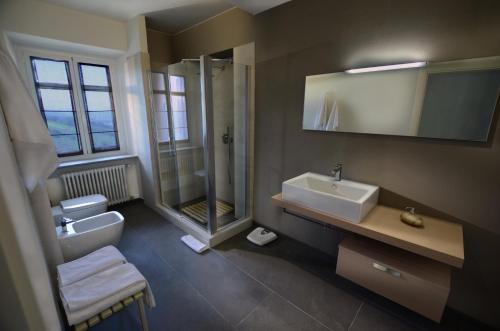La salle de bains est pourvue d'un lavabo, de toilettes et d'une douche. dans l'établissement Agriturismo Paitin, à Alba