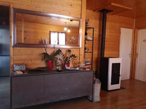 eine Küche mit einer Theke und einen TV in einem Zimmer in der Unterkunft Jolichalet66210-88m2-3ch-garage-jardin-double véranda-wifi-impasse au calme in Bolquere