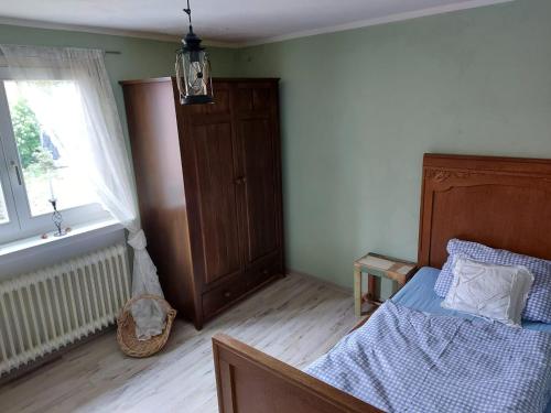 1 dormitorio con cama y ventana en Fewo Schwalenberg, en Schieder-Schwalenberg