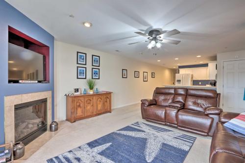 Ein Sitzbereich in der Unterkunft Community Pool and Dock Lake of the Ozarks Condo!