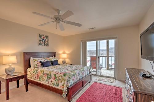 卡姆登顿Community Pool and Dock Lake of the Ozarks Condo!的一间带床和平板电视的卧室