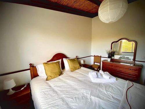 a bedroom with a bed with two towels on it at Palma's Place Casanova Villa #WIFI#HEATEDPOOL#RELAX in Faro