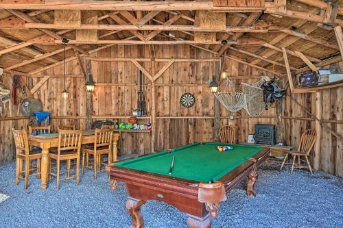 Meja biliard di Cotopaxi Escape with Game Room on Arkansas River!