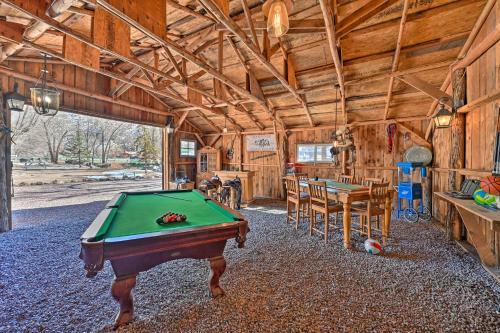 Meja biliard di Cotopaxi Escape with Game Room on Arkansas River!