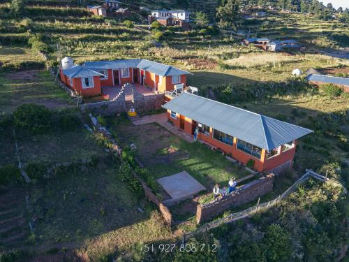 una vista aerea di una casa su una collina di Posada de Oliver a Llachon