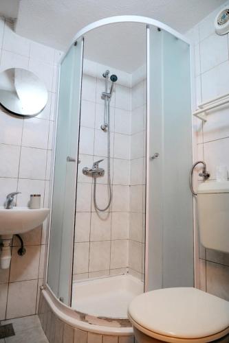Un baño con ducha, inodoro y lavabo. en Split Centre Apartment, en Split